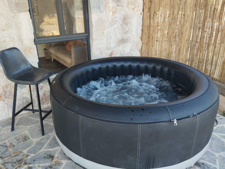 ג'קוזי ספא מפנק בחצר